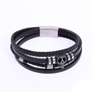 Pulsera de hombre en Acero Quirúrgico 316 Brilho. Diseño Calavera con Laterales . Material: Cuero Ecologico (sintético) Largo de 21cm. Marca: Brilho. SKU: APU0110006-06