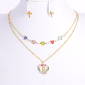 Conjunto Collar Religioso Diseño Corazón. Doble collar con Corazones y Cirones de Colores. Aros Topo Crus Santa de Jesus. Baño en Oro. Brilho. SKU: GJU0210031-07