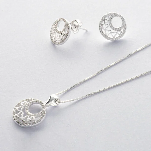 Conjunto de Dije Colgante y Aros Topo. Plata Italiana 925. Peso de 3 Gramos. Diseño Circulo de Corazones Interior. Micro Circones Blancos. SKU: PJS1020056-3GR#139 SIN CADENA. Brilho.