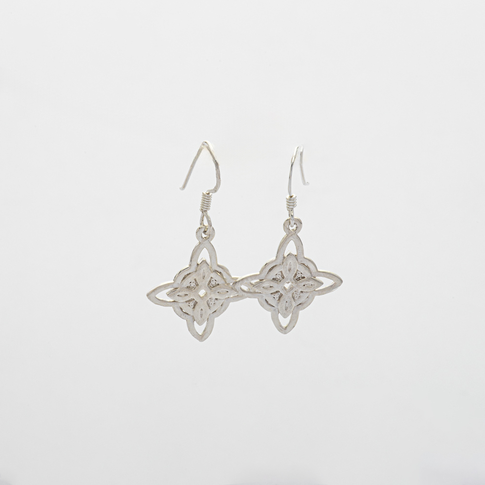 Aros Aretes. Diseño Nudo de Brujas. Plata Italiana 925. Peso de 2,9 Gramos. SKU: PAT0122099#214. Brilho.