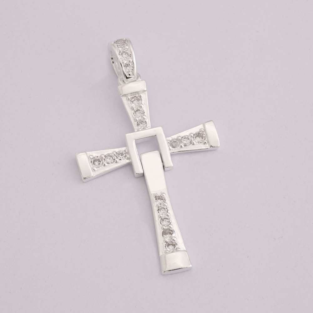 Dije Colgante Cruz Toretto. Plata Italiana 925. Incluye Circones. Diseño Cruz de Toretto. Peso de 9,9 Gramos. Largo de 6 cm. Ancho de 3,5 cm. SKU: PDJ1020004-9,9GR Brilho.