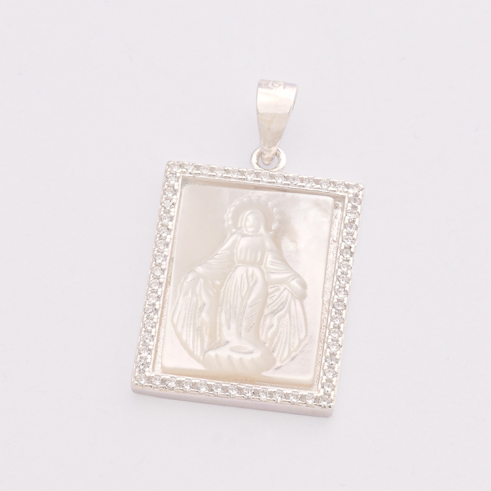 Dijes y Colgantes Religiosos. Virge de los Rayos, Virgen Guadalupe y Virgen del Carmen. Diseño en Piedra de Nácar. Micro Circones Blancos. Peso de 2,6 a 2,9 Gramos. Plata Italiana 925. Alto 1,9 cm Ancho 1,5 cm SKU:PDJ0820011-GR2,8#196 Brilho.